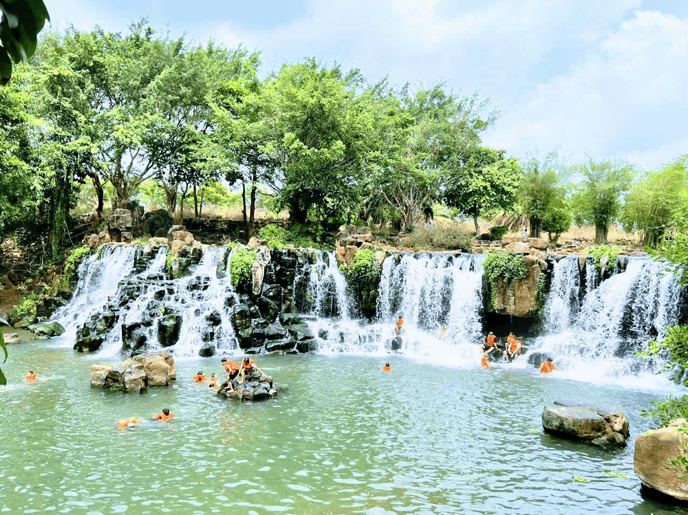 Th&aacute;c Giang Điền thu h&uacute;t du kh&aacute;ch bởi d&ograve;ng th&aacute;c lớn, kh&ocirc;ng kh&iacute; m&aacute;t l&agrave;nh v&agrave; kh&ocirc;ng gian rộng r&atilde;i (Nguồn: KDL Sinh Th&aacute;i Th&aacute;c Giang Điền)